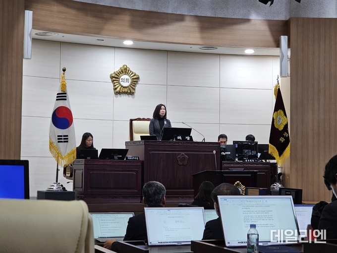 화성시의회 김경희 의장이 15일 제228회 임시회 개회사를 하고 있다.
