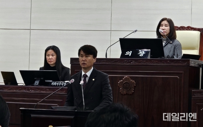화성시의회 송선영 의원이 23일 제228회 화성시의회 임시회 5분 발언을 하고 있다.