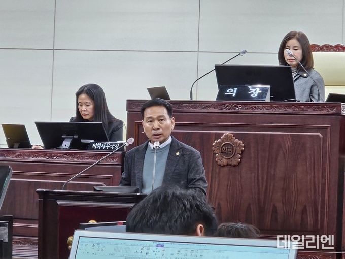 화성시의회 정흥범 의원이 시정질문을 하고 있다.