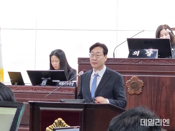 정명근 화성시장이 제228회 화성시의회 임시회 시정질문에 답변을 하고 있다.
