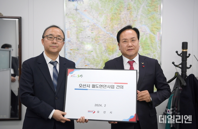 좌측부터 윤진환 철도국장, 이권재 오산시장 