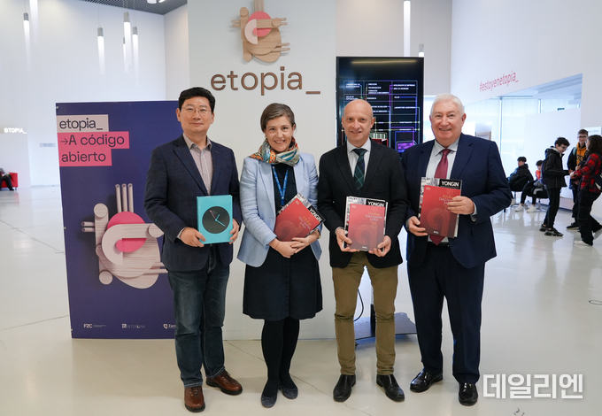 이상일 용인특례시장이 26일 스페인 사라고사시 에토피아 아트 테크놀로지 센터를 방문해 센터 관계자들과 기념촬영을 하고 있다.