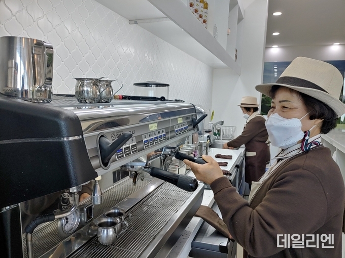 노인 일자리 및 사회활동 지원 사업