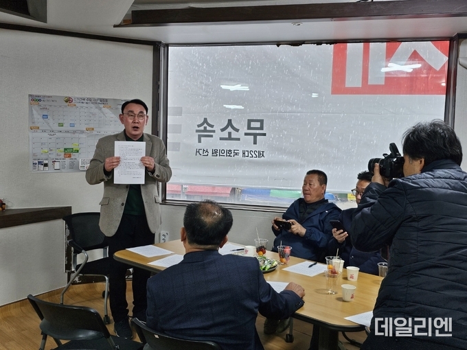 안성시 이영찬 후보가 19일 오전 22대 총선에서 무소속 출마 기자회견을 하고 있다.