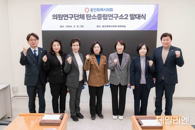 왼쪽부터 이교우, 박희정, 황미상, 이윤미, 유진선, 신현녀, 김진석 의원