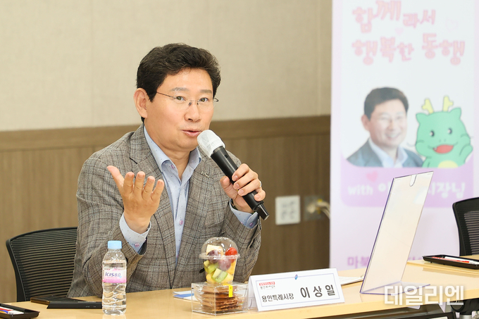 이상일 용인특례시장이 7일 기흥구 마북동에서 주민소통간담회를 열어 인사말을 하고 있다.