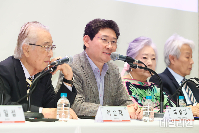  11일 용인문화예술원 국제회의실에서 열린 '제42회 대한민국연극제 용인' 기자간담회에서 질의응답을 하고 있는 이상일 용인특례시장