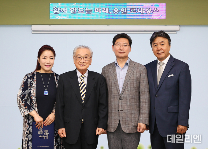 왼쪽부터 배우 이태원, 이순재 명예대회장, 이상일 용인특례시장, 박영규 배우