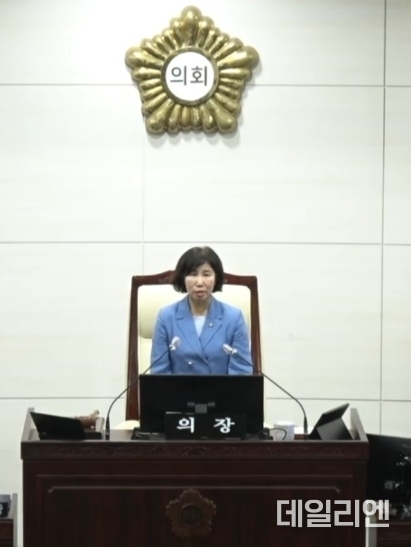 화성시의회 김경희 의장이 13일 열린 제232회 제1차 정례회 제1차 본회의에서 개회사를 하고 있다.