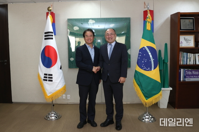  황인상 주 상파울루 대한민국 총영사관(오른쪽), 이동환 고양특례시장(왼쪽)