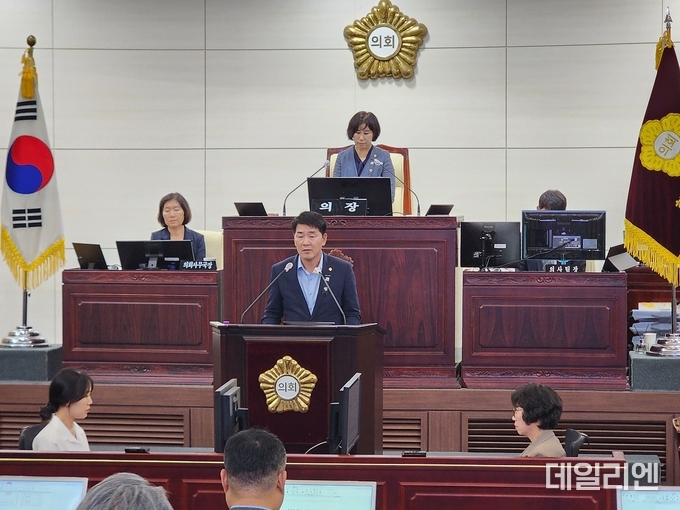 화성시의회 배정수 의원의 9대 휴반기 의장에 선출된 후 당선 소감을 밝히고 있다.