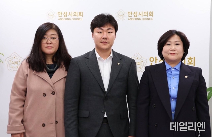 좌측부터 안성시의회 더불어민주당 <em>황윤희 의원, 최승혁 의원, 이관실 의원</em>