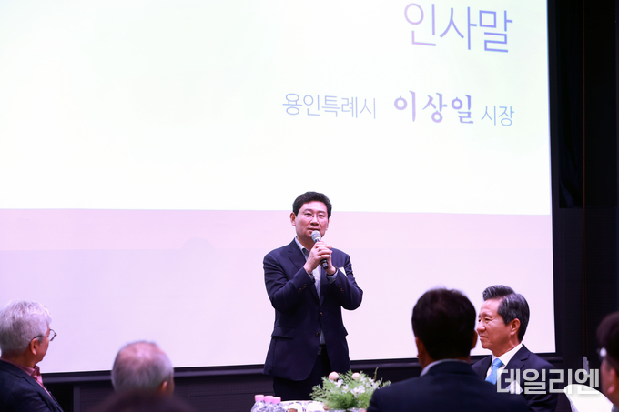 이상일 용인특례시장이 19일 용인미디어센터에서 열린 '제6회 소부장 미래포럼'에서 용인특례시의 반도체산업 현황을 설명하고 있다.