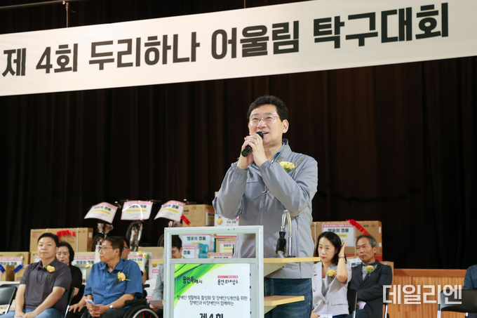 이상일 용인특례시장이 20일 용인실내체육관에서 열린 '두리하나 어울림탁구대회'에 참석해 인사말을 하고 있다.