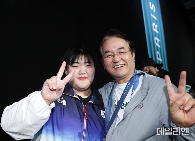 파리올림픽 역도 은메달을 획득한 박혜정 선수, 이동환 고양특례시장