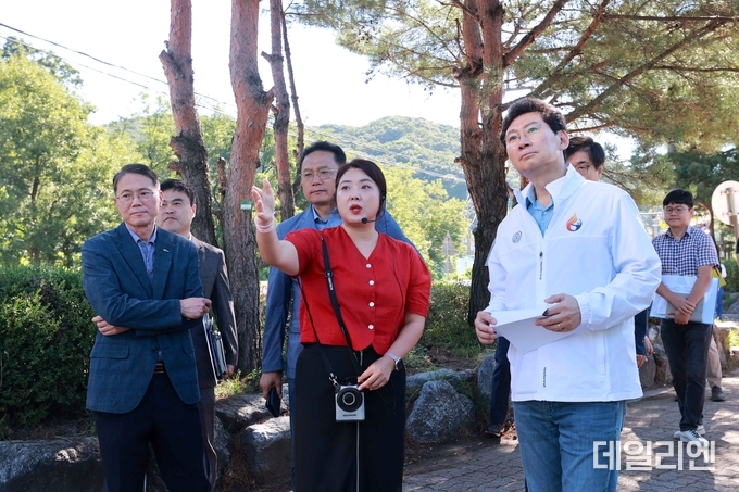  이상일 용인특례시장이 30일 고기초 학부모들과 학교 앞 통학로를 살피고 있다.