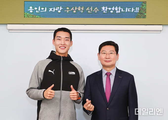 지난해 10월 제19회 항저우 아시안게임에서 은메달 획득 후 귀국한 우상혁 선수가 이상일 용인특례시장을 만나 앞으로 남은 경기에서 최선을 다 할 것을 약속했다