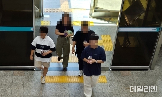 8월 29일 군포시청 정문 출입구. 점심식사 후 복귀하는 공무원의 손에 음료가 담기 일회용컵이 들려있다.