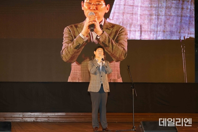 무대에 올라 축하 인사를 하고 있는 이상일 용인특례시장