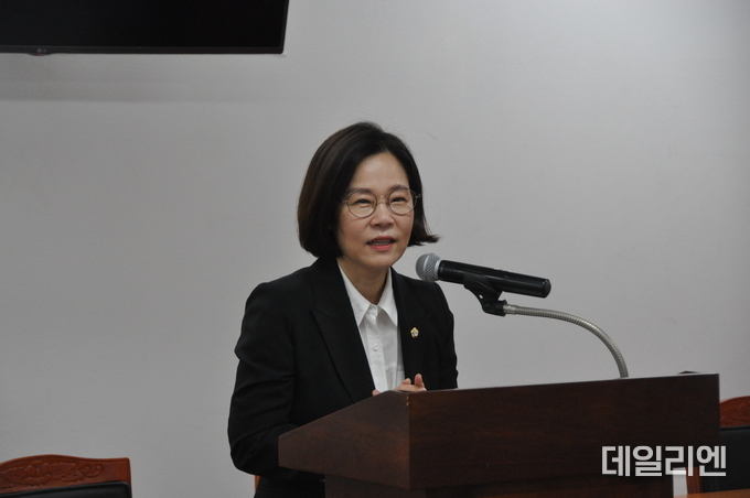 오산시의회 송진영 의원 이권재 오산시장의 미국 공무국 출장과 관련해 기자회견을 하고 있다.