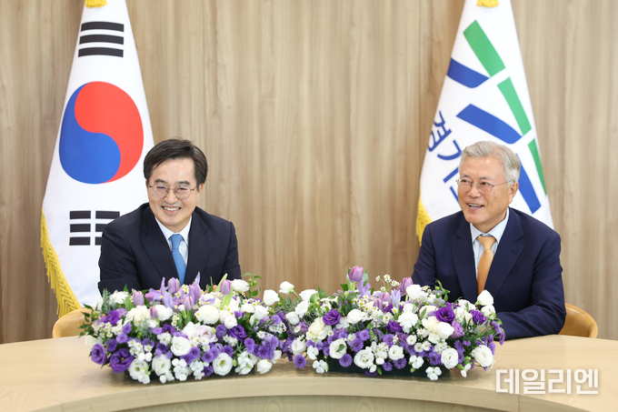 경기도청을 깜짝 방문한 문재인 전 대통령이 김동연 경기도지사와 환담을 나누고 있다.