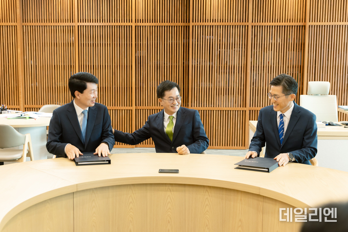 김동연 경기도지사가 8일 김민철 경기도시장상권진흥원 원장, 이필수 경기도의료원 원장과 환담을 나누고 있다.