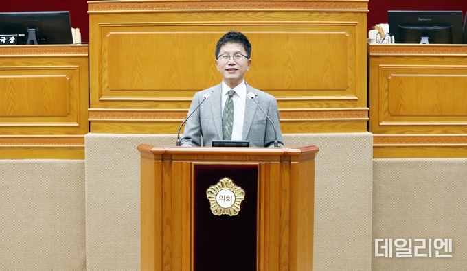 안양시의회 허원구 의원이 15일 제297회 임시회 제1차 본회의에서 5분 자유발언을 하고 있다.