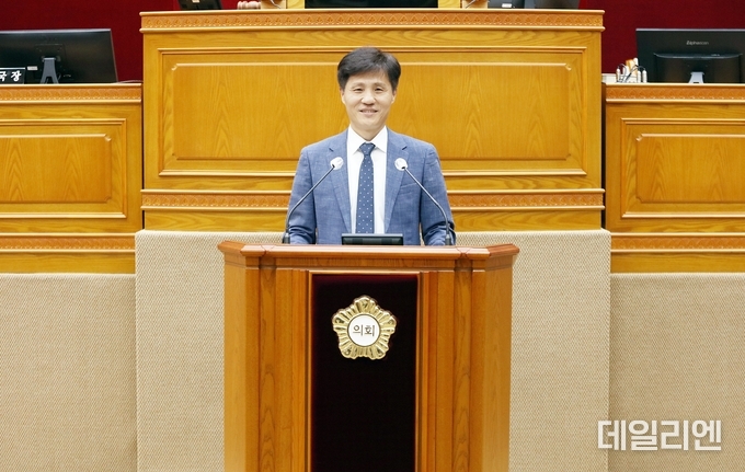 안양시의회 윤해동 의원이 15일 제297회 임시회 제1차 본회의에서 5분 자유발언을 하고 있다.