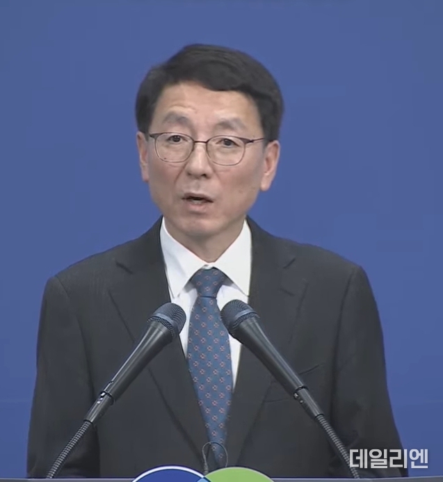 김성중 경기도 행정1부지사가 14일 오후 대북전단 살포행위 방지를 위해 위험구역 설정 기자회견을 하고 있다.