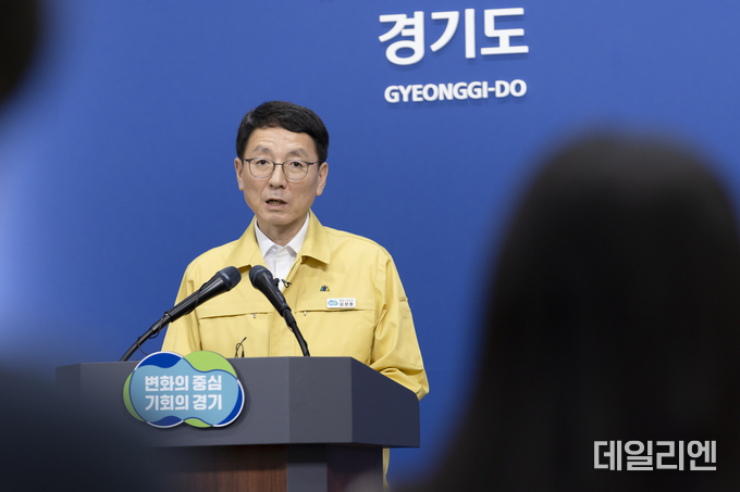 경기도 김성중 행정1부지사가 31일 오전 경기도청 브리핑룸에서 납북자가족 대북전단 살포(예정)에 따른 경기도 대응계획을 발표하고 있다.