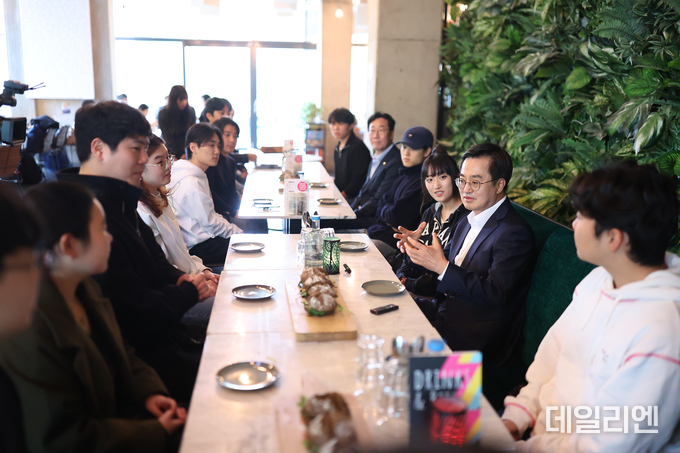 현지시간 30일 오전 네덜란드 아인트호벤공과대학에서 김동연 경기도지사가 아인트호벤 공대 한인 학생회를 만나 경험 공유 및 소통을 하고 있다.