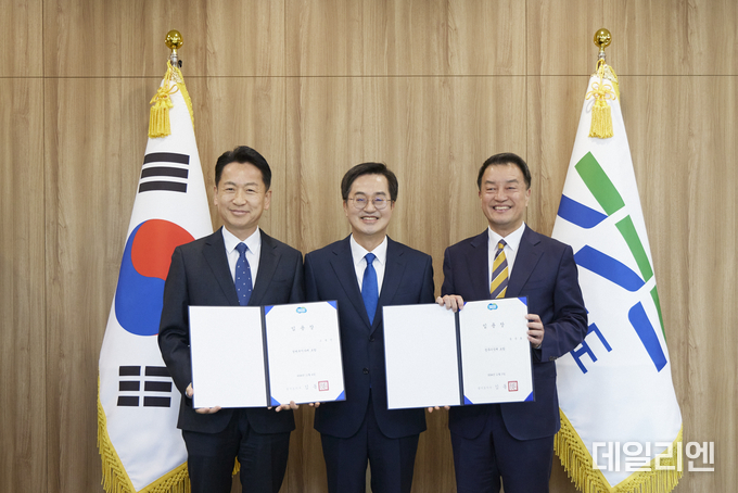 5일 오전 집무실에서 김동연 경기도지사가 고영인 경제부지사, 윤준호 정무수석에게 임용장 여하고 기념촬영을 하고 있다.