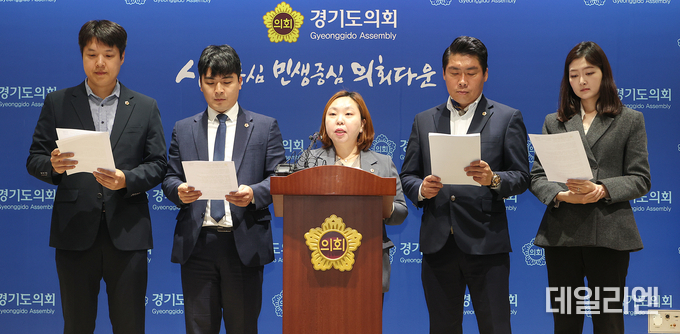 경기도의회 더불어민주당이 5일 국민의힘 기자회견에 이어 김동연 지사의 인사를 문제 삼아 정례회 등원을 거부하는 것은 경기도민의 삶을 볼모로 잡는 행위라고 주장하고 있다.