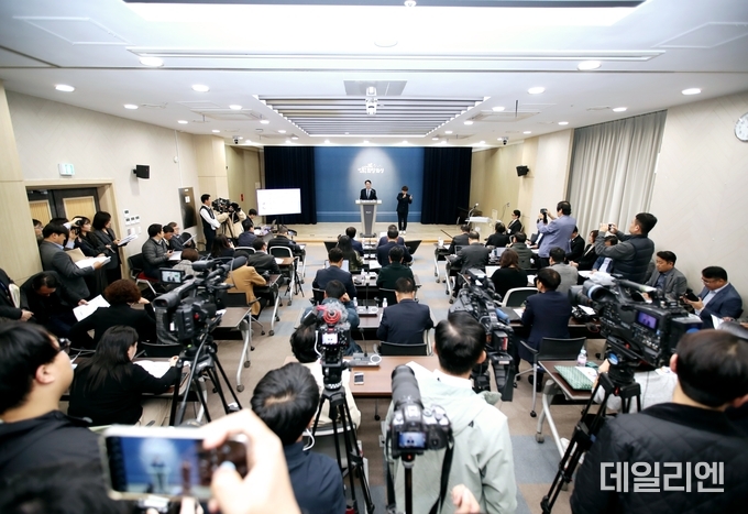 정명근 화성시장이 8일 오전 시정브리핑을 통해 2025년 본예산안을 발표하며 ‘과학기술인재 특별시 화성’이라는 비전을 제시하고 있다.