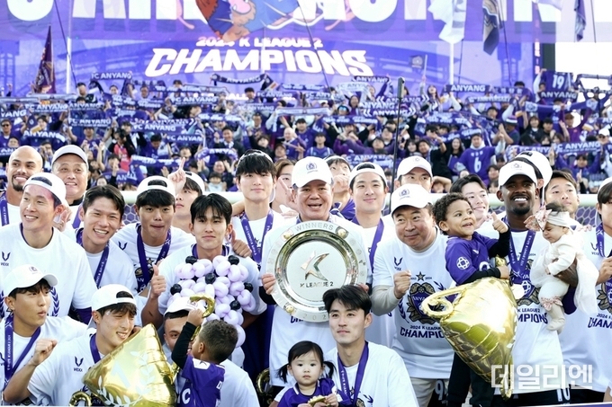FC안양의 구단주 최대호 안양시장, 유병훈 감독 및 코치진, 선수들이 9일 경기 후 열린 시상식에서 트로피를 들어올리며 환호하고 있다.