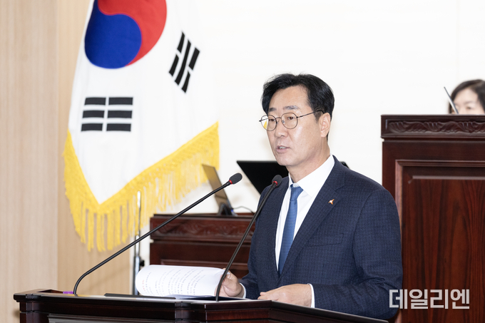 정명근 화성시장이 11일 화성시의회 제237회 제2차 정례회 1차 본회의에서 시정 연설을 하고 있다.