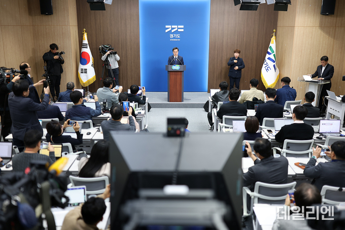 김동연 경기도지사가 13일 오전 경기도청 브리핑룸에서 정치현안 관련 입장문을 발표 하고 있다.