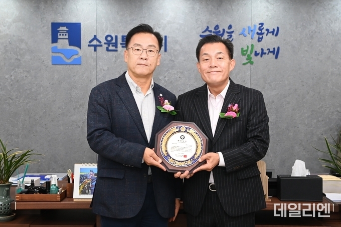 (사)경기언론인협회 박종명 회장과 이재준 수원시장이 '제6회 (사)경기언론인협회 의정‧행정 대상' 전수식을 거행하고 기념촬영을 하고 있다.
