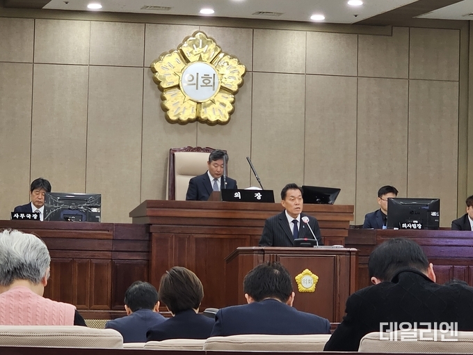이재준 수원시장이 18일 수원시의회 제388회 제2차 정례회 1차 본회의에서 시정연설을 하고 있다.