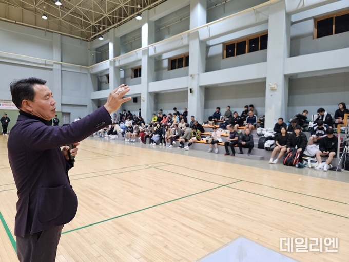뉴레파 신형진 회장이 개회식에서 패치의 사용 방법과 효과을 설명하고 있다.