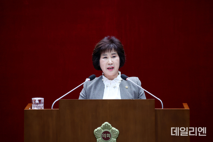 성남시의회 정연화 의원이 제298회 제2차 정례회에서 5분 발언을 하고 있다.