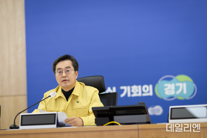28일 오전 경기도청 재난안전상황실에서 열린 폭설대비 31개 시,군 경기도 재난대책본부 비상회의에서 김동연 경기도지사가 참석한 단체장 및 부단체장들에게 현장 애로사항 및 조치사항을 보고받고 있다.