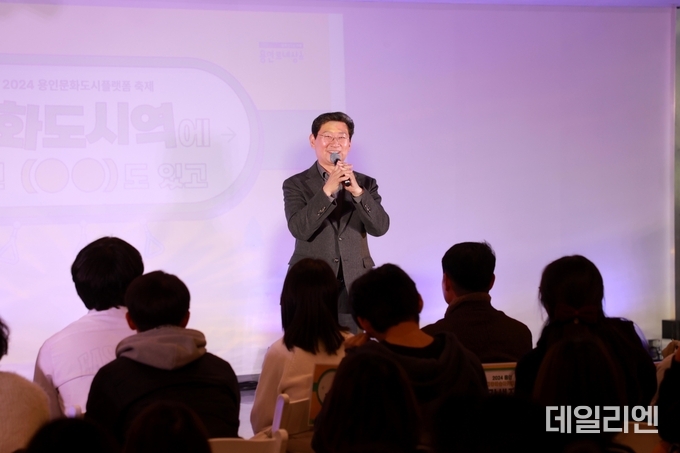 이상일 용인특례시장은 30일 오후 처인구 삼가동 용인어린이상상의 숲 지하 1층에서 열린 ‘2024 용인 문화도시 플랫폼 축제’ 현장을 방문해 시민들과 소통했다.