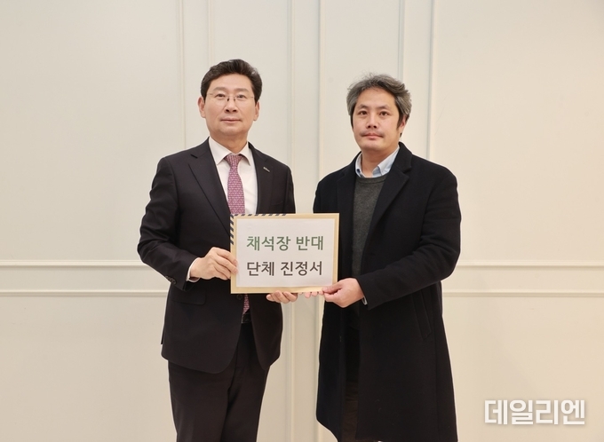 이상일 용인특례시장이 12월 2일 이정열 죽전주민연합회 공동대표로부터 죽전 주민들의 채석장 반대 뜻을 담은 진정서를 전달받았다.