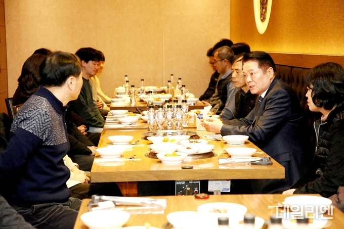 최대호 안양시장(오른쪽 두번째)이 지붕 붕괴사고 복구에 힘쓰고 있는 안양농수산물도매시장사업소 직원들과 23일 오찬을 함께하며 격려하고 있다