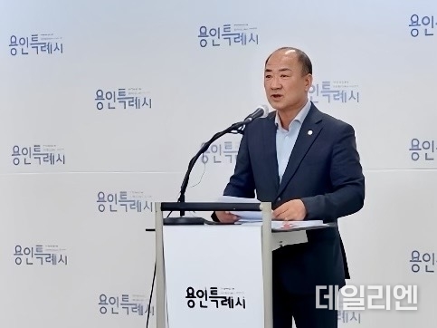 경기도의회 이영희 의원이 6일 기자회견을 하고 있다.