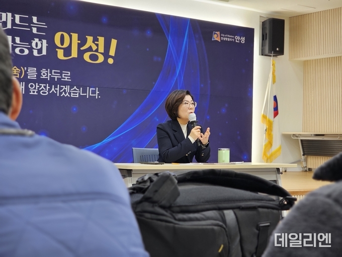 김보라 안성시장이 7일 오전 2025년 신년 언론 브리핑을 하고 있다.