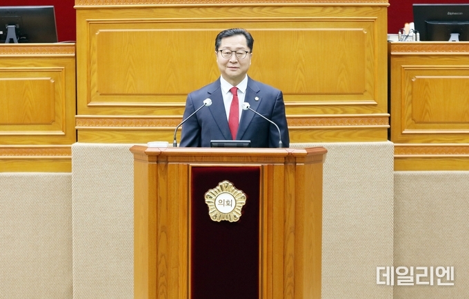 안양시의회 국민의힘 김정중 대표의원이 9일 제299회 안양시의회 임시회 교섭단체 연설을 하고 있다.