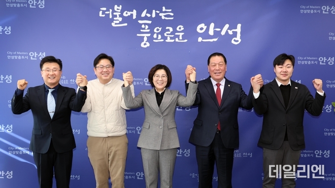 좌측부터 남상은 부시장, 최호섭 운영위원장, 김보라 안성시장, 안정열 의장, 최승혁 의원