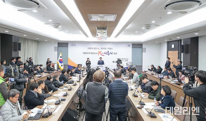 임병택 시흥시장이 14일 2025년 신년 기자회견에서 질의 응답을 하고 있다.